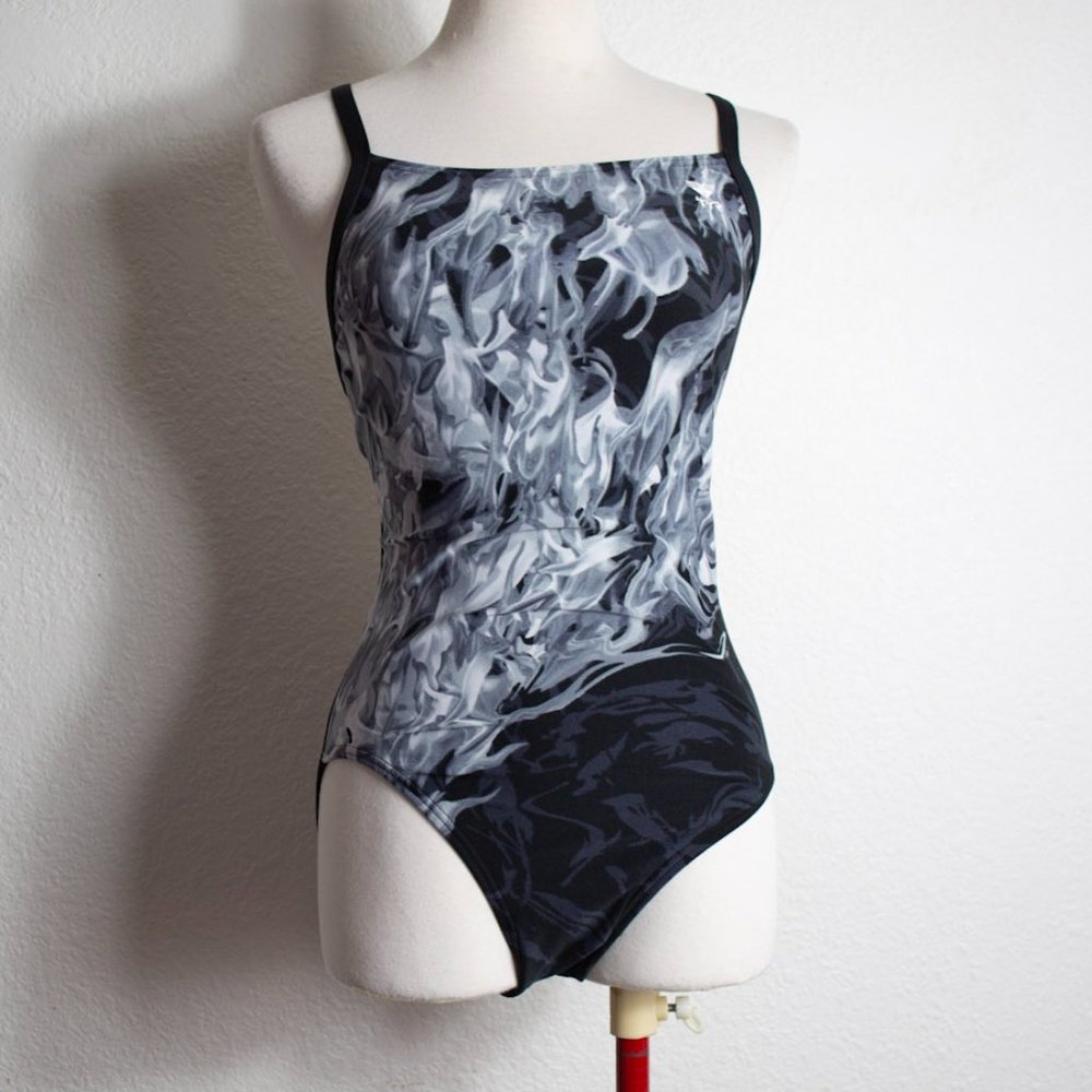 TYR Performance Diamondfit One Piece Swimsuit Size 32